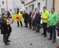 Bild: Kunz
Die Bürgerinitiative gegen atomare Anlagen hielt gemeinsam mit dem Bund Naturschutz und der internationalen Ärzteorganisation IPPNW in Weiden Mahnwache für den weltweiten Ausstieg aus der Atomenergie ab.