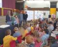 Bild: Lowak
Die Architekten Franco Berardi und Jochen Kretschmer waren die Grund- und Mittelschule Windischeschenbach gekommen, um den Mädchen und Buben ihre Pläne für den Schulhausneubau zu zeigen.