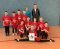 Bild: Jan Wiltsch/exb
Die erfolgreichen Turnerinnen und Turner der Grundschule Pressath mit ihrer Betreuerin Birgit Schraml und dem Vertreter der Sparkasse Hans Püttner.