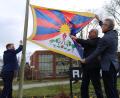 Bild: Stadt Weiden i.d.OPf./exb
Oberbürgermeister Jens Meyer und die Bürgermeister Lothar Höher und Reinhold Wildenauer beim Hissen der Tibet-Flagge.