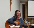 Bild: Michaela Staufer/exb
Beim Vortrag “Das Leben entrümpeln” griff Referentin Kathrin Karban-Völkl auch zu ihrer Gitarre und sang mit den Teilnehmern.