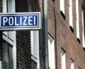 Bild: Roland Weihrauch/dpa/Symbolbild
Ein Schild mit der Aufschrift „Polizei“ hängt an einem Polizeipräsidium.