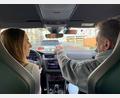 Bild: Gabi Schönberger
Fahrlehrer Matthias Ponader aus Weiden sieht vor allem rücksichtsloses Verhalten im Verkehr als Grund, weshalb das Autofahren für Anfänger schwieriger ist als früher.