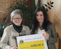 Bild: Lions-Club Tirschenreuth/exb
Elke Bauer vom Lions-Club Tirschenreuth (rechts) überreichte Dr. Annemarie Schraml den 5000-Euro-Scheck.