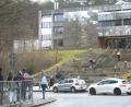 Bild: Gabi Schönberger
Weil Schüler sich nicht anders verhalten als andere Fußgänger, nehmen sie den kürzesten Weg, um zum Ziel zu kommen. Nach dem Umbau des Eingangs zum Gymnasium kommt es beim Überqueren der Straße immer wieder zu gefährlichen Situationen. Der Zebrastreifen, der für Sicherheit sorgen sollte, ist auf den Weg zum früheren Eingang ausgerichtet.