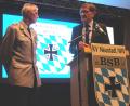 Bild: le
Oberst a. D. Richard Drexl, Präsident des Bayerischen Soldatenbunds (rechts), zeichnete Vorsitzenden Hans Eismann mit den Präsidententaler aus.