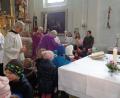 Bild: amö
Die Kindergartenkinder spendet Bischof Rudolf Voderholzer in der Kirche den Einzelsegen.