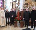 Bild: rha
Mitglieder der Marianischen Männerkongregation postieren sich um die Figur der Gottesmutter Maria. Sie werden beim Festkonvent für ihre langjährige Treue geehrt (von links): Diakon Dieter Gerstacker, Erwin Winter (50 Jahre), Heinz Probst (65), Hans Weiß (50), Richard Wild (65), Josef Rothkäppel (60) und Hans Hammer (60).