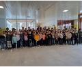 Bild: Yvonne Graf/exb
Große Freude nach der Spendenübergabe in der Josef-Voit Grundschule in Freihung.