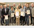 Bild: Sieglinde Dirscherl/exb
Zweiter Bürgermeister Egbert Völkl gratulierte Achim Schallmoser, Manfred Muck, Nicole Schmidt, Reinhold Wild, Sieglinde Dirscherl, Martin Hanauer, Renate Stiegler, Martin Alwang und Manfred Becher (von links) zu ihrer Auszeichnung. Rechts im Bild OSB-Präsident Franz Brunner.