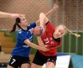 Bild: Hubert Ziegler
Selina Sensen (rechts) vom HC Sulzbach muss sich in dieser Szene gegen den Angriff durch Natalie Schoemann vom HC 03 Bamberg behaupten.