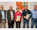 Bild: mfh
25 Jahre der Feuerwehr Rosenberg die Treue gehalten: (von links) Bürgermeister Michael Göth, Vorsitzender Hans König, die Jubilare Hildegard Geismann und Stefan Morgenschweis sowie Kommandant Jürgen Schloß.