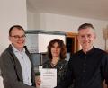 Bild: DAV Sektion Karlsbad/exb
Rudolf Hecht ist das 1300. Mitglied in der Sektion Karlsbad. Vorsitzender Gottfried Haas (links) überreichte einen Gutschein an Rudolf Hecht und seiner Frau Andrea.