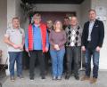 Bild: knh
Herbert Steiner (links), Stefan Neumann (Dritter von rechts) und Bürgermeister Richard Kammerer (rechts) beglückwünschten die Sieger Gabi Messer (vorne, Mitte), Konrad Wittmann (Zweiter von rechts) und Manfred Schreier (Zweiter von links) zu ihren Preisen. Siegfried Weber (Dritter von links) nahm den Trostpreis entgegen.