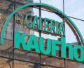 Symbolbild: Hendrik Schmidt/dpa
Beim Warenhauskonzern Galeria Karstadt Kaufhof herrscht Krisenstimmung - 52 Filialen sollen geschlossen werden.