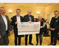Bild: kro
Der AOK-Beirat überreichte einen symbolischen Scheck an die Selbsthilfegruppen in der Nordoberpfalz. Im Bild: (von links) Peter Hofmann, Franz Häring, Lothar Höher, Gaby Hübner und AOK-Direktor Jürgen Spickenreuther.
