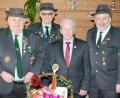Bild: ker
Für den Schützenverein Bruderbund gratulieren Manfred Pirner, Konrad Pilhofer und Werner Grünthaler dem Jubilar Werner Luber (Zweiter von rechts) zum 80. Geburtstag.