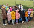 Bild: bsc
Die Arbeitsgemeinschaft Schulgarten an der Grundschule Wiesau freut sich auf die bevorstehende Gartensaison. Bei einer Besichtigung informierten (von links) Alexandra Tkachuk (tätig in der Schulassistenz) und Lehrerin Melanie Dehen sowie Schulleiterin Inge Dick interessierte Kinder der zweiten Klasse.