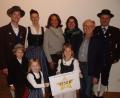 Bild: u
1750 Euro übergaben Heimat- und Trachtenverein und Gewerbeverband an den Verein „Amberger Kinder helfen“ (hinten, von links): Michael Meier, Silke Dolles, Anna Meißner-Wagner, Katharina Ostermann, Alfred Härtl und Gaston Lottner sowie (vorne, von links) Emil, Paula und Leonie.