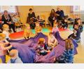 Bild: Ann-Kathrin Förderreuther/exb
Mit Tüchern spielen die Kinder die biblische Geschichte von der Stillung des Sturms nach.