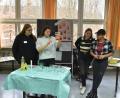 Bild: wrm
Schülerinnen der 11. Klasse Kinderpflege stellten das Fach "MNE" - "Mathematisch-naturwissenschaftliche Erziehung" im Rahmen der Kinderpflege-Ausbildung vor. Hier stellten sie unter anderem eine Lava-Lampe her.
