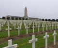 Bild: Thomas Schaller
Nordöstlich von Verdun ehrt die französische Nation auf dem Soldatenfriedhof Douaumont mit seinen 16 142 Gräbern ihre Gefallenen des Ersten Weltkriegs. Im Hintergrund das 137 Meter lange Beinhaus mit dem 46 Meter hohen Glockenturm „Tour des morts“ (Turm der Toten). In diesem Ossarium liegen die Gebeine von weiteren über 130 000, nicht identifizierten, französischen und deutschen Soldaten.