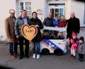 Bild: Stephanie Fuchs (VR-Marketing)/exb
Die Übergabe des Kinderbusses in in Amberg (von links): Vorstandsmitglied VR-Bank Amberg-Sulzbach Dieter Paintner, Marketingleiter Thomas Retzer, Clarissa Meier (Kinderkrippe), Kirchenpfleger Günter Preißl, Lydia Schäfer (Kinderkrippe) und Pfarrer Ludwig Gradl .