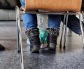 Bild: scm
Die Frau, die im April 2021 zwei ihrer Kinder aus dem Fenster geworfen hatte, war am Dienstag erneut vor Gericht. Die 32-Jährige wird seit zwei Jahren in der Psychiatrie betreut. Während der Verhandlung muss sie Fußfesseln tragen.