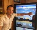 Archivbild: upl
Hotelchef Thomas Auerbach mit seiner „digitalen Gästemappe“. Dies ist nur eines der kleinen Hilfsmittel, das dazu beiträgt, die Abläufe zu optimieren und Energie zu sparen.
