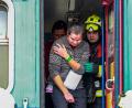 Bild: ?ivé Chebsko
Eine "Verletzte" wird von Rettungskräften aus dem Zug geführt.
