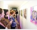 Bild: kaz
„#Nahbar – Ausstellung von Studienarbeiten zum Thema Mensch“ – so lautet das Motto in der Stadtbücherei. Das Institut für Fachlehrer aus Bayreuth stellt dort und im Kulturcafé noch bis zum 27. Juni Bilder der Studierenden aus.