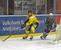 Archivbild: Gebert
Tyler Ward (links) im Trikot der Tölzer Löwen im Duell mit Tomas Rubes von den Blue Devils Weiden.