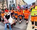 Bild: Gabi Schönberger
Beschäftigte des öffentlichen Dienstes ziehen am Dienstag mit Transparenten durch Weiden. Die Gewerkschaft Verdi rief zu dem Streik auf, der an einigen Stellen den Alltag der Bürger in Weiden und im Landkreis Neustadt durcheinandergebracht haben dürfte.