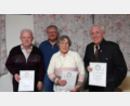 Bild: sei
Über Ehrungen freuten sich Erhard Kleber (links) Hermine Schraml (Zweiter von rechts) und Michael Ponsel (rechts). Die Urkunden überreichte Vorsitzender Klaus-Hannes Kahler (Zweiter von links).