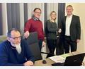 Bild: Eichl
Vera Hofmeister wird sich künftig als Verwalterin um das Gemeindehaus kümmern. Die Bürgermeister Johannes Kett (rechts) und Karl-Heinz Mois hießen sie vor dem Gemeinderat willkommen; mit im Bild Kämmerer Andreas Voigt (links).