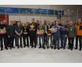Bild: jr
Die Mitglieder der vier besten Teams des 49. Schott-Eisstockturniers gemeinsam mit Standortleiter Stefan Rosner (rechts), stellvertretendem Betriebsratsvorsitzenden Franz Malzer (Zweiter von links) und Bürgermeister Stefan Grillmeier (Dritter von links) bei der Siegerehrung.