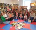 Bild: rpp
Die Kinder der Krabbelgruppe „Kleine Dorfzwerge“ verbrachten mit ihren Müttern einen Vormittag in der Bücherei in Kastl.
