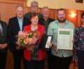 Bild: gf
Gebenbachs Bürgermeister Peter Dotzler (von links) und Landrat Richard Reisinger ehren Roswitha Hubmann zusammen mit Forstdirektor Harald Gebhardt und Eduard Eckl. Ebenfalls geerht wurde Oliver Herbst, neben ihm Kreisfachberaterin Michaela Basler.