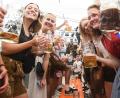 Archivbild: Gabi Schönberger
Bier und Flosser Kirwa gehört ungefähr so zusammen wie Mehl und Brot. Um solche tageweisen Partys mit Alkoholverkauf über die Bühne zu bringen, sind aber Auflagen notwendig, von denen viele veranstaltende Vereine nichts wissen.