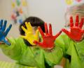 Symbolbild: Daniel Karmann/dpa
Zwei Kinder spielen mit Fingerfarben.