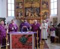Bild: do
Die früheren Stadtpfarrer und Kuraten Monsignore Andreas Uschold, Peter Brolich und Andreas Hanauer feierten gemeinsam mit Stadtpfarrer Johannes Bosco und zahlreichen Gläubigen den Festgottesdienst aus Anlass des 50-jährigen Gründungsjubiläums der Gemeinschaft Sankt Georg