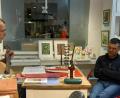 Bild: Irene Fritz/exb
Jörg Seifert aus Annaberg-Buchholz liest und musiziert im Kunstkaufhaus des Oberpfälzer Kunstvereins.