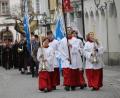 Archivbild: ads
Zum Abschluss des Hauptfestes der Marianischen Männer-Congregation Amberg machte sich die große Schar der Sodalen und Gläubigen mit dem Allerheiligsten zur eucharistischen Prozession durch die obere Altstadt auf.