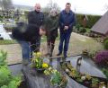 Bild: hou
Aus Anlass des 100. Geburtstages von Altbürgermeister Hans Schrott stellte Bürgermeister Christian Ziegler (links) eine Blumenschale an dessen Grab ab. Er tat dies im Beisein der zum Gemeinderat gehörenden Florian Adam, Marlene Groitl und Franz Ziegelmeier (von links).