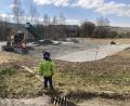 Bild: vsr
Gespannt verfolgt der junge Einwohner Lion Rauch aus Krummennaab den Bau des neuen Bauhofes in seinem Dorf.