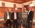 Bild: oe
Bürgermeister Anton Peter (links) und CSU-Kreisvorsitzender Harald Schwartz (rechts) gratulieren dem neuen Vorstand mit Ortsvorsitzendem Robert Weiß an der Spitze.