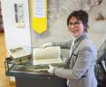 Bild: bl
Wenn Irmi Sittl, Leiterin der Pfreimder Stadtbücherei, die Schätze aus dem Kloster aus der Vitrine holt, zieht sie vorsichtshalber Handschuhe an. Denn wie wertvoll die zum Teil über 300 Jahre alten Bände sind, weiß keiner so genau.