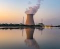 Bild: Armin Weigel
Wasserdampf steigt aus dem Kühltum des Atomkraftwerks Isar 2 auf. Dessen Stilllegung zum 15. April 2023 sieht ein Beschluss der Bundesregierung vor, den Vertreter von Politik und Wirtschaft zuletzt infrage stellen.