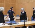 Archivbild: Gabi Schönberger
Die 66-jährige Degen-Angreiferin (Zweite von rechts) im Gerichtssaal in Weiden.