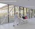 Archivbild: Gabi Schönberger
So sieht es am Klinikum Weiden aus, wenn es läuft. Hier umsorgen zwei Schwestern das Bett einer Patientin. Zurzeit sind Pflegekräfte in allen Abteilungen aber ganz anders eingespannt, sofern sie gesund sind.